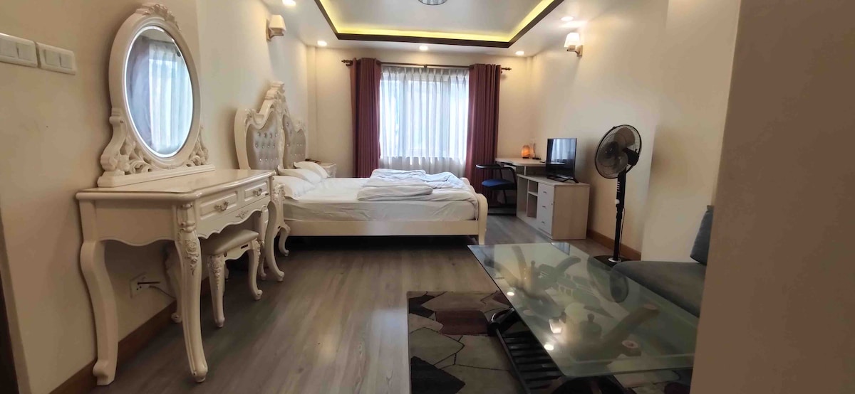 Luxury Master bedroom with bathroom in Lazimpat — photo