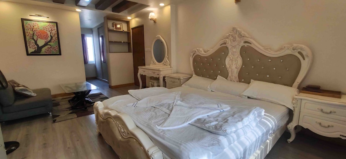 Luxury Master bedroom with bathroom in Lazimpat — photo