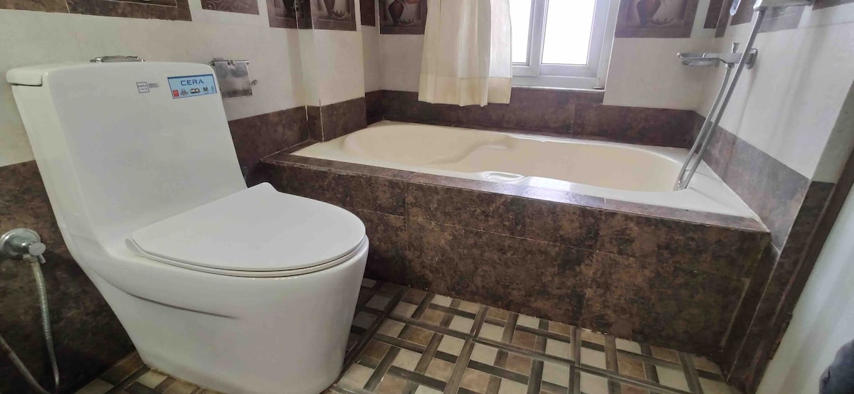 Luxury Master bedroom with bathroom in Lazimpat — photo