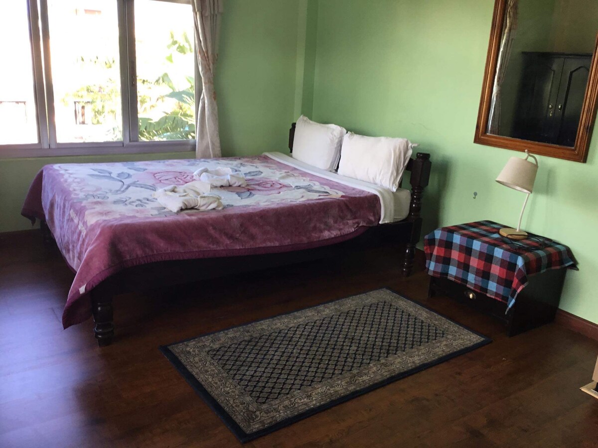 Lake retreat along with mountain — photo