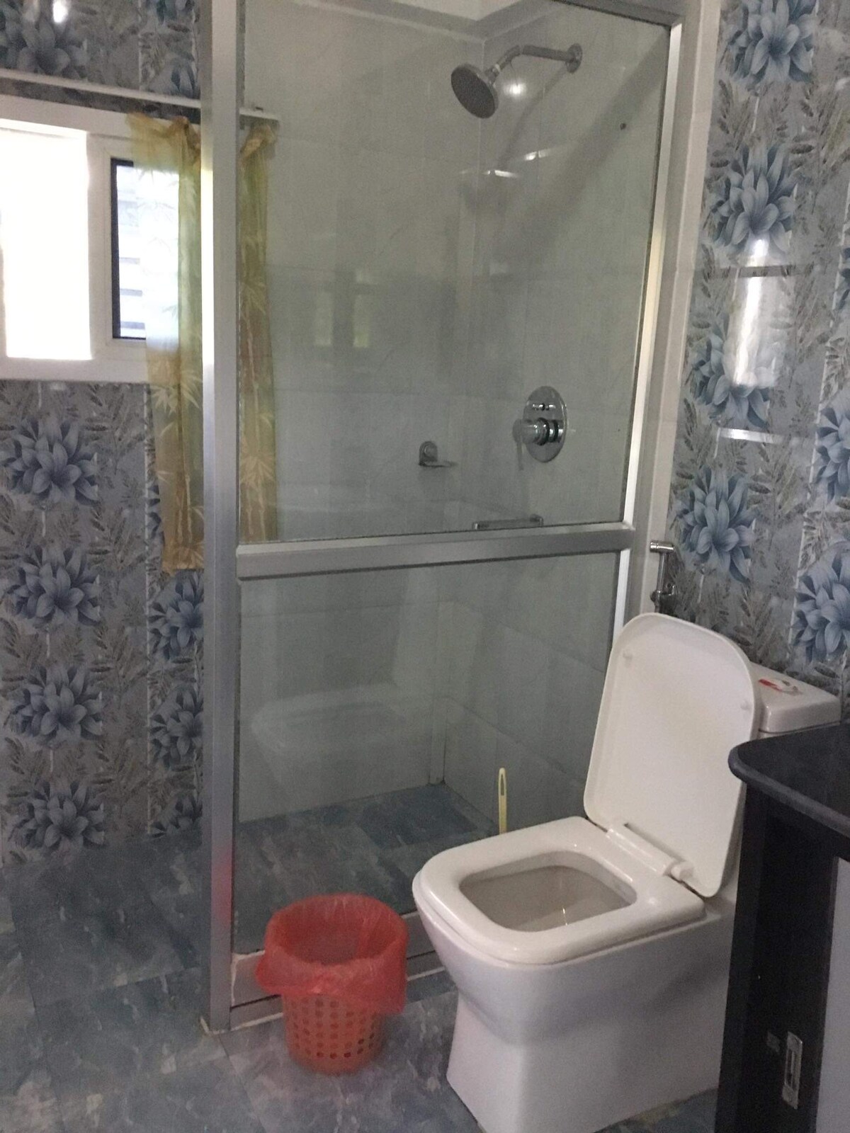 Lake retreat along with mountain — photo