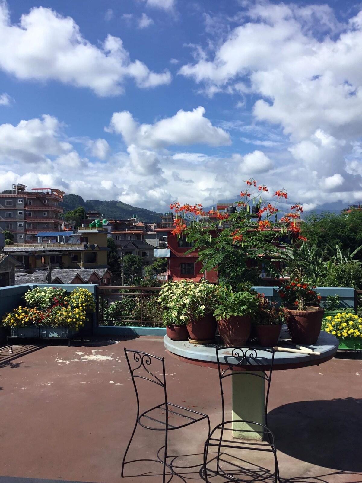 Lake retreat along with mountain — photo