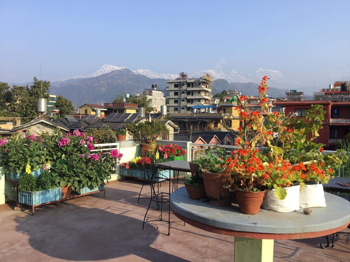 Lake retreat along with mountain — photo