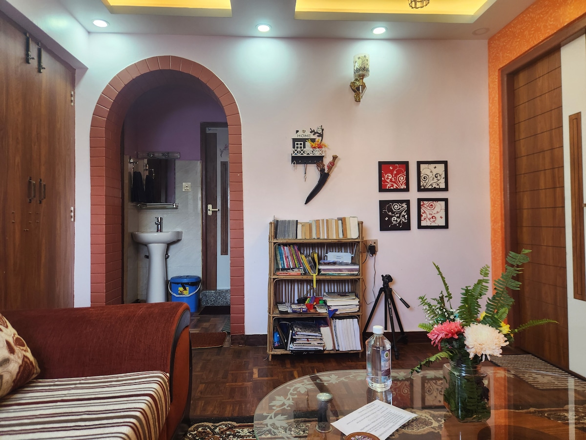 Private Top-floor Apartment with home-theatre