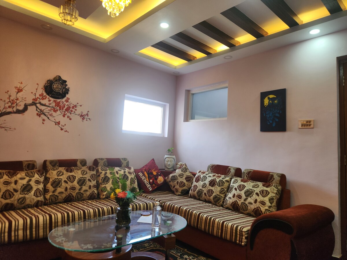 Private Top-floor Apartment with home-theatre — photo