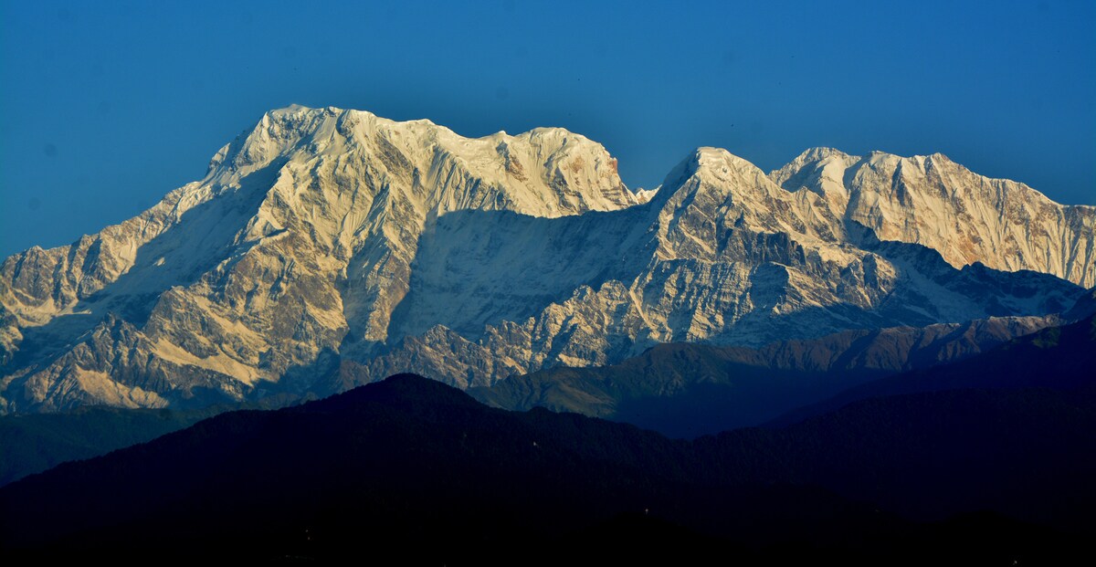 Hotel in Pokhara kings size bed. mountain view — photo