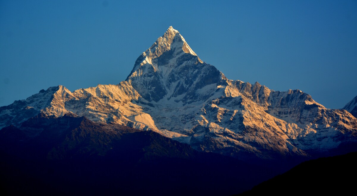 Hotel in Pokhara kings size bed. mountain view — photo