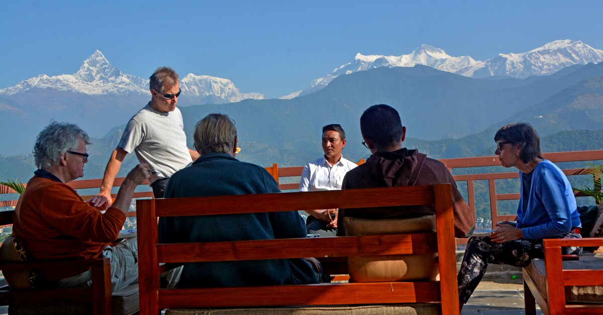 Hotel in Pokhara kings size bed. mountain view — photo
