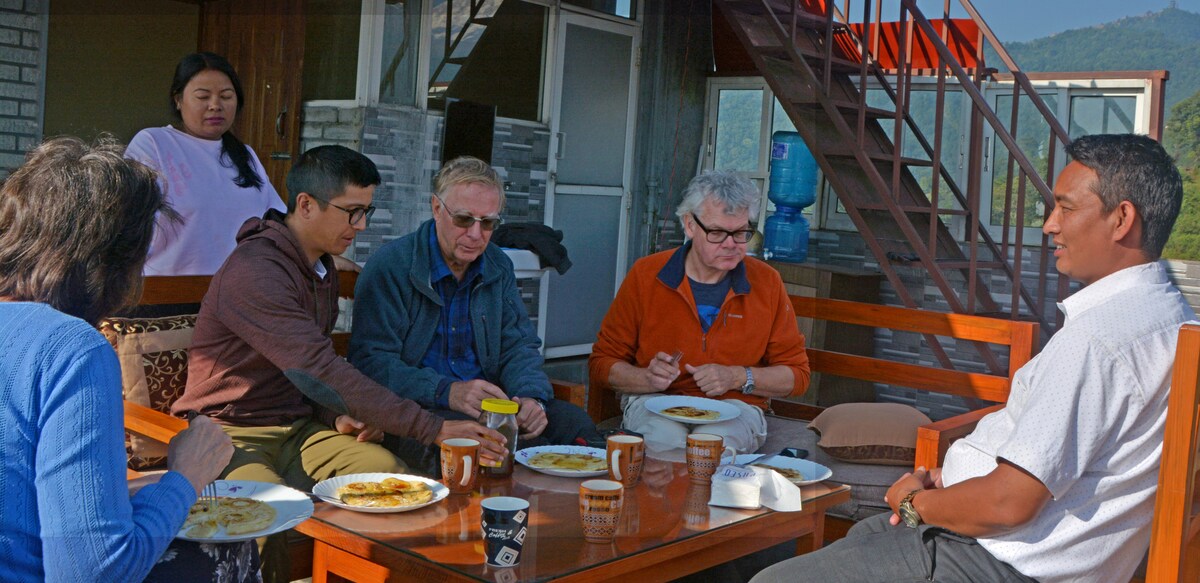 Hotel in Pokhara kings size bed. mountain view — photo