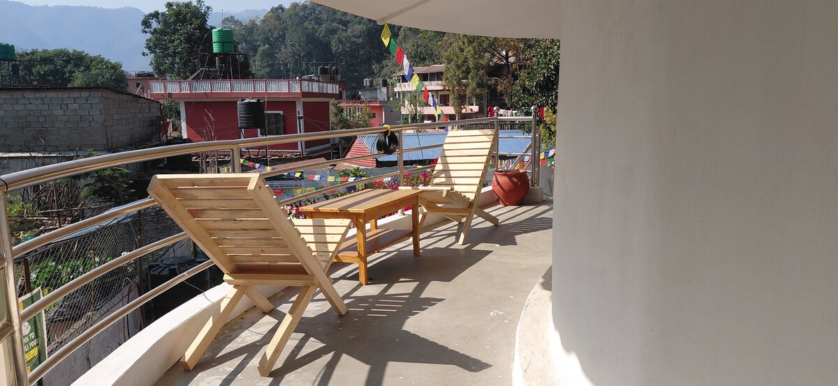 Family Room : Parents and a child can fit in it. — photo