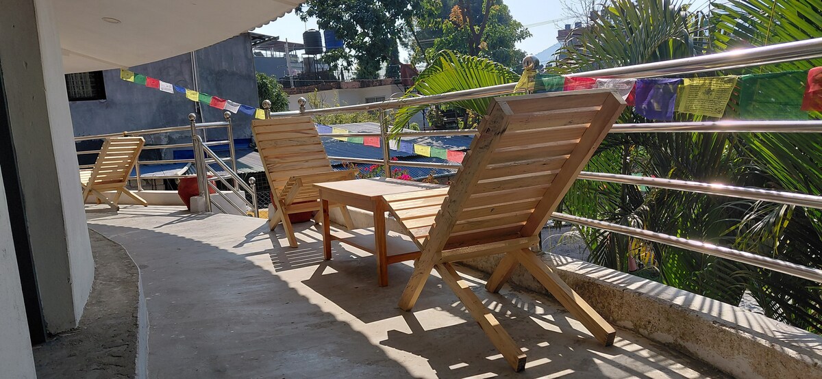 Family Room : Parents and a child can fit in it. — photo