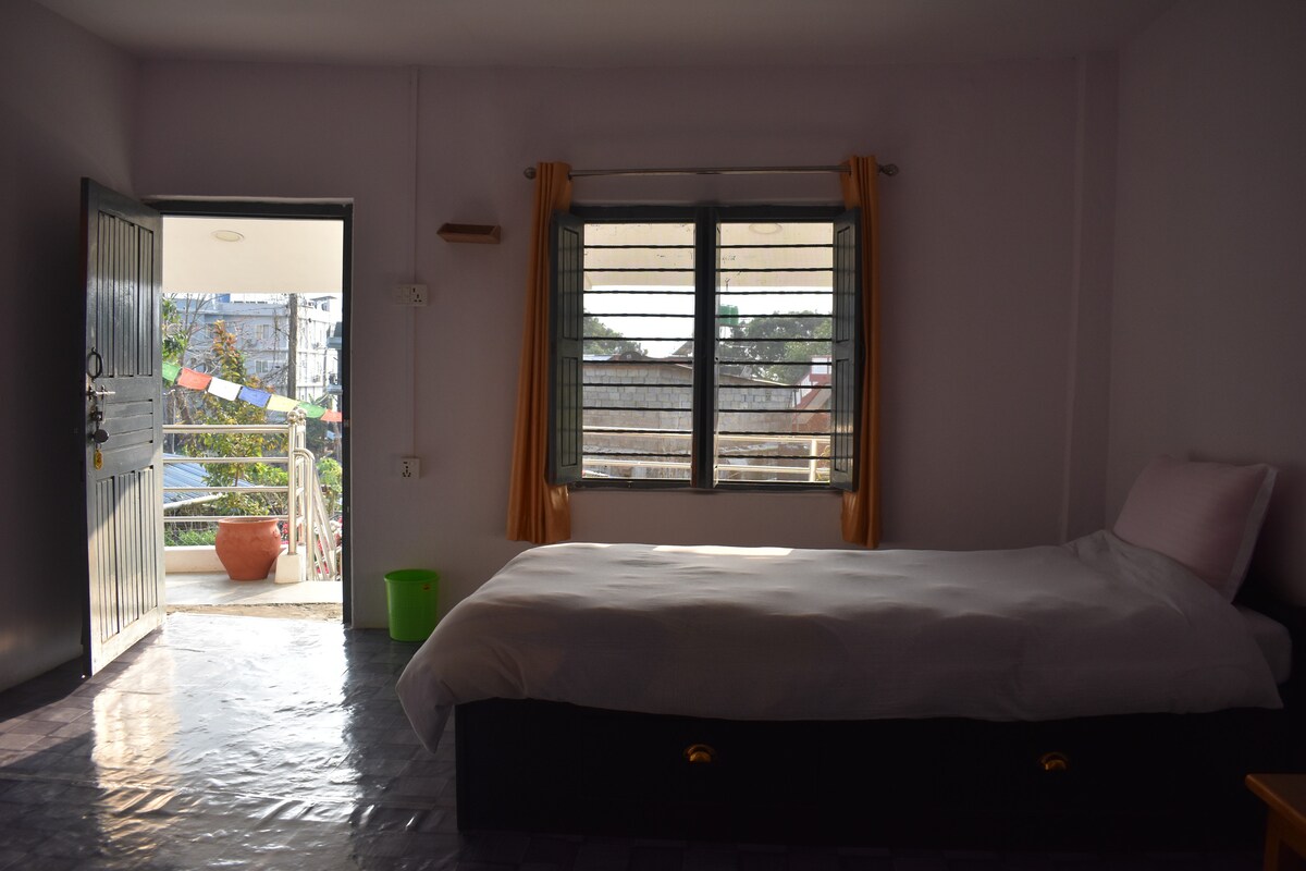 Family Room : Parents and a child can fit in it. — photo