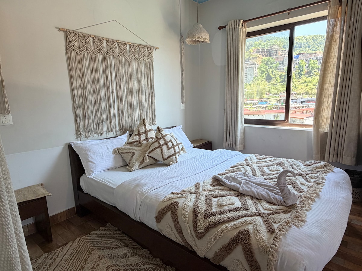 Modern Private Room Near Phewa Lake