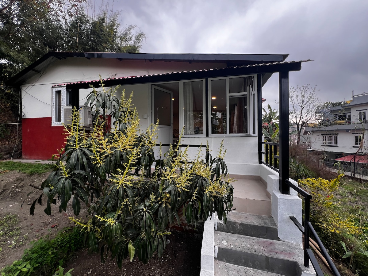 Avocado Accommodations- Lovely One BR tiny cottage