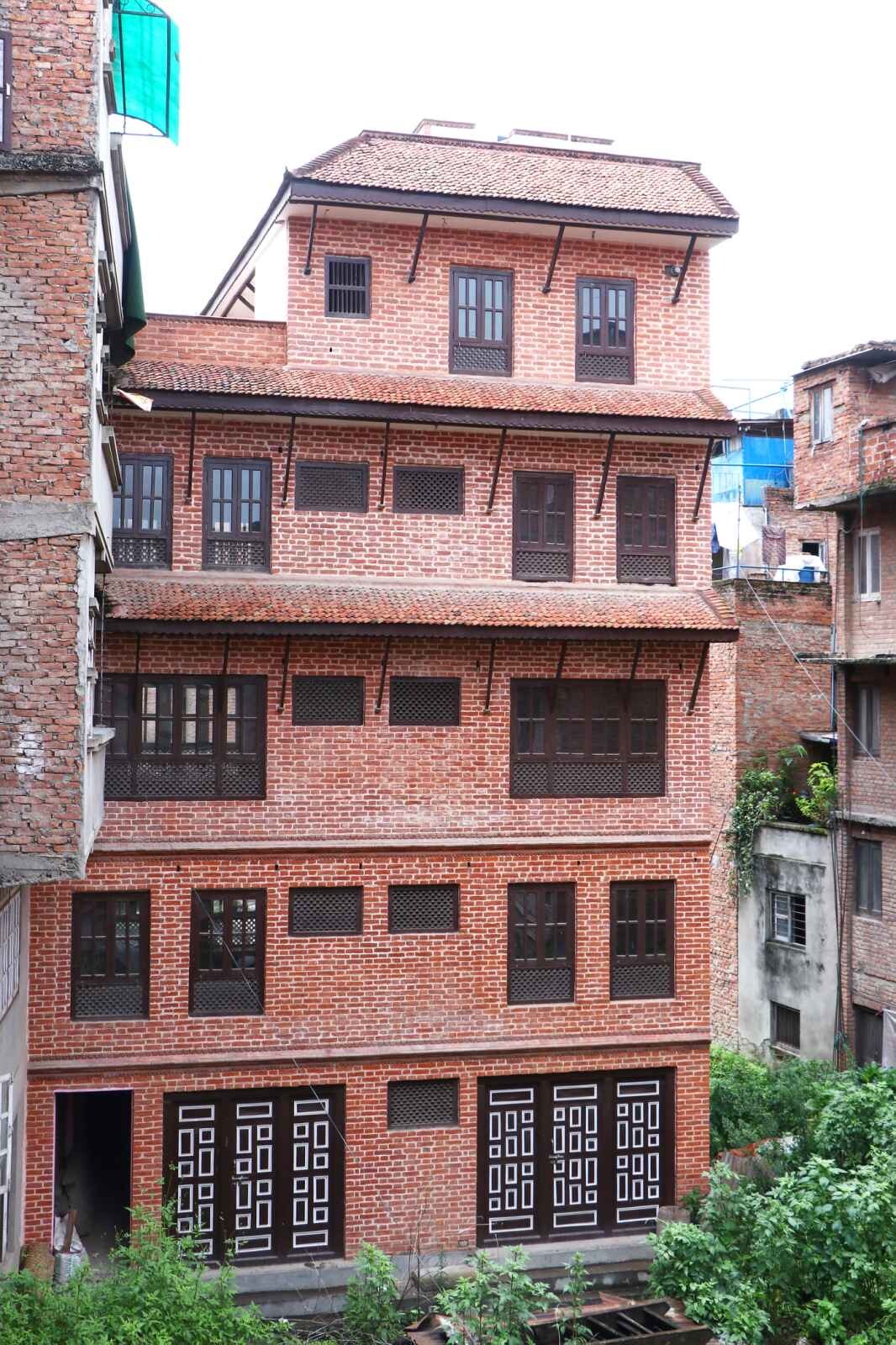 Queen size bedroom in Patan Pilachhen Community — photo