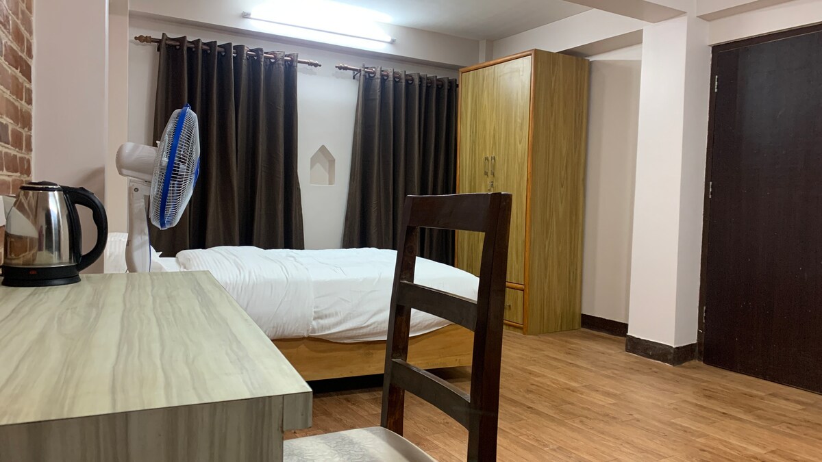 Queen size bedroom in Patan Pilachhen Community — photo