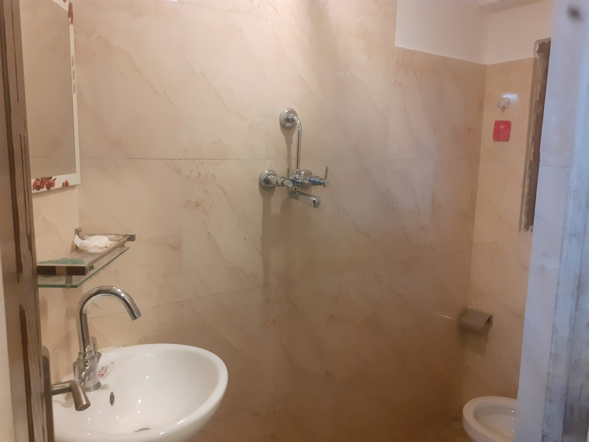 Queen size bedroom in Patan Pilachhen Community — photo