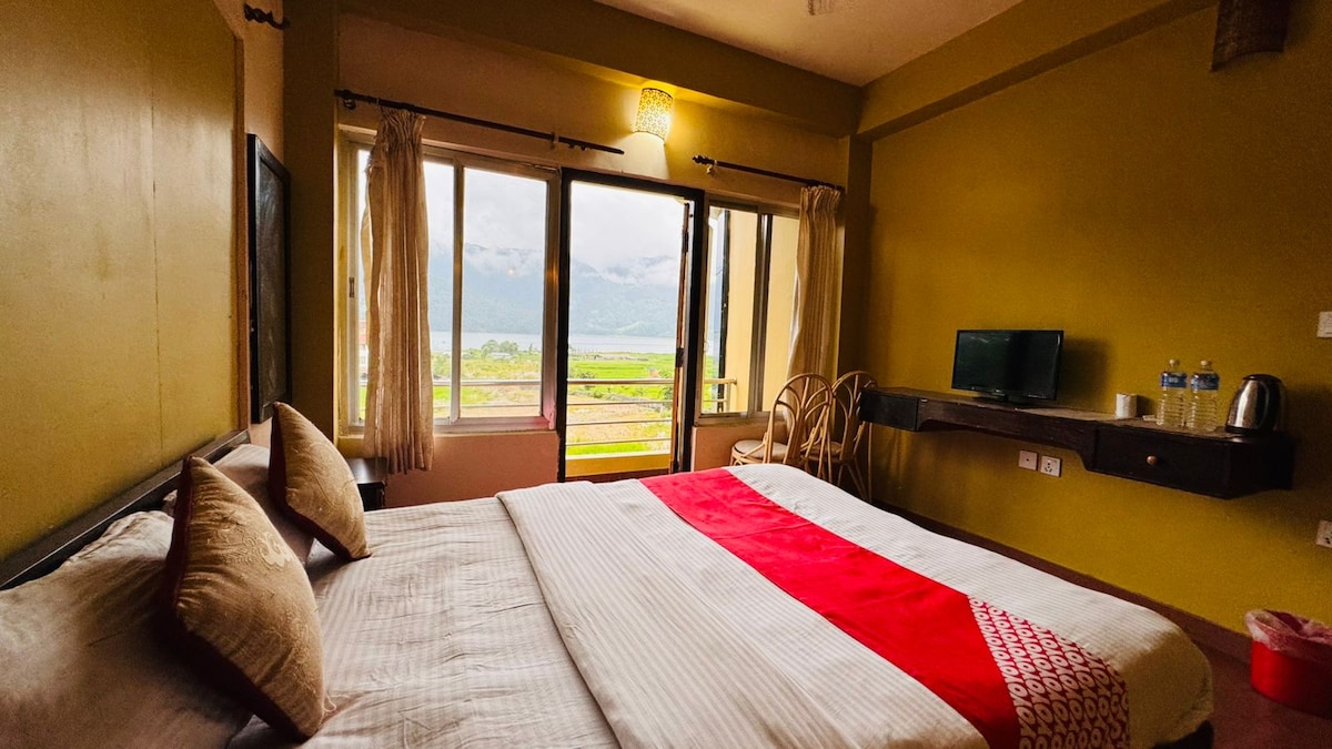 Cozy Lakeview Balcony Room — photo