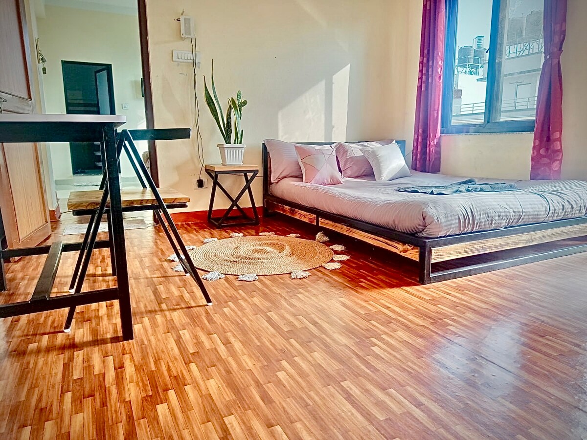 Sunny 1BR + Rooftop & Balcony | Mom made food