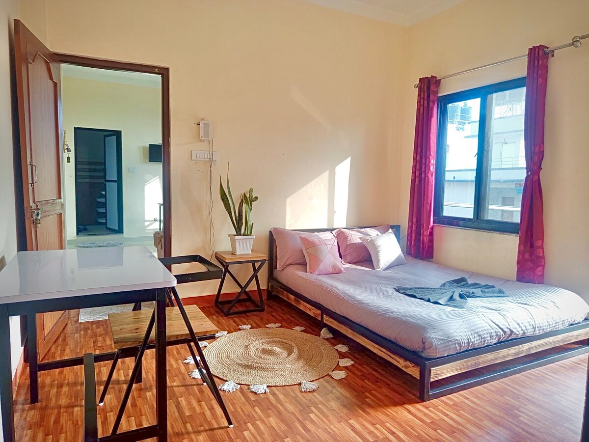 Sunny 1BR + Rooftop & Balcony | Mom made food — photo