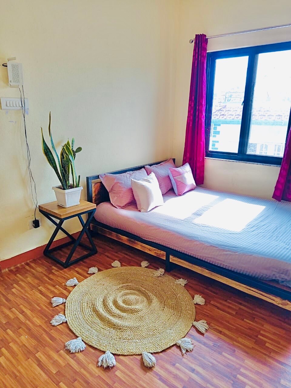 Sunny 1BR + Rooftop & Balcony | Mom made food — photo