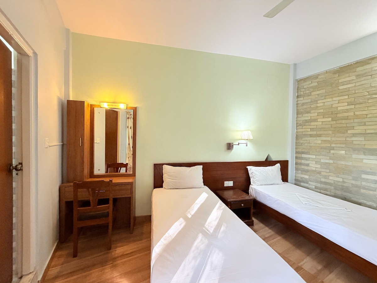 Cozy Twin bed Room w/ Balcony | Lakeside