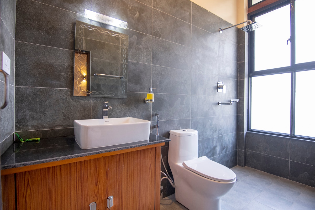 Beautiful Jungle Facing Room with cozy Balcony — photo