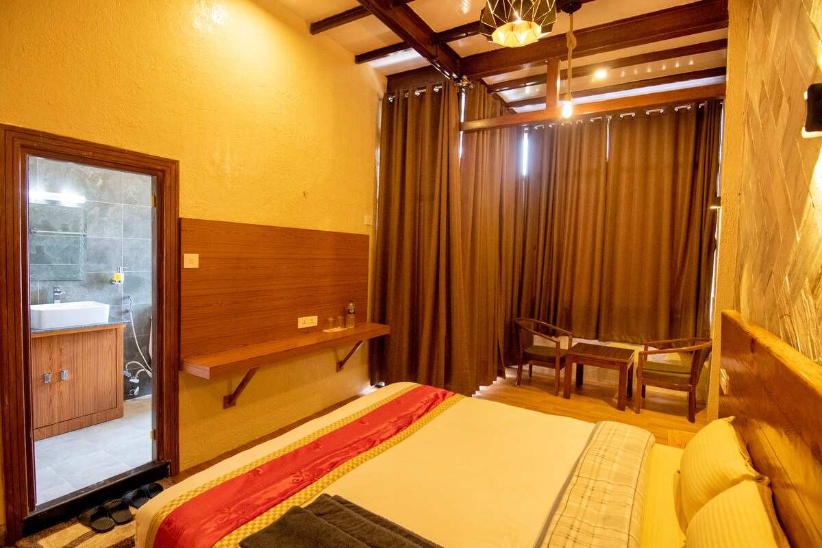 Beautiful Jungle Facing Room with cozy Balcony — photo