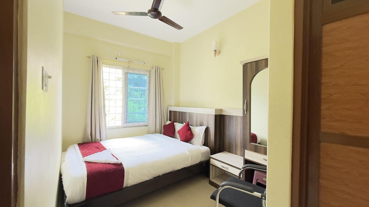 Cozy room w/ bathroom attached