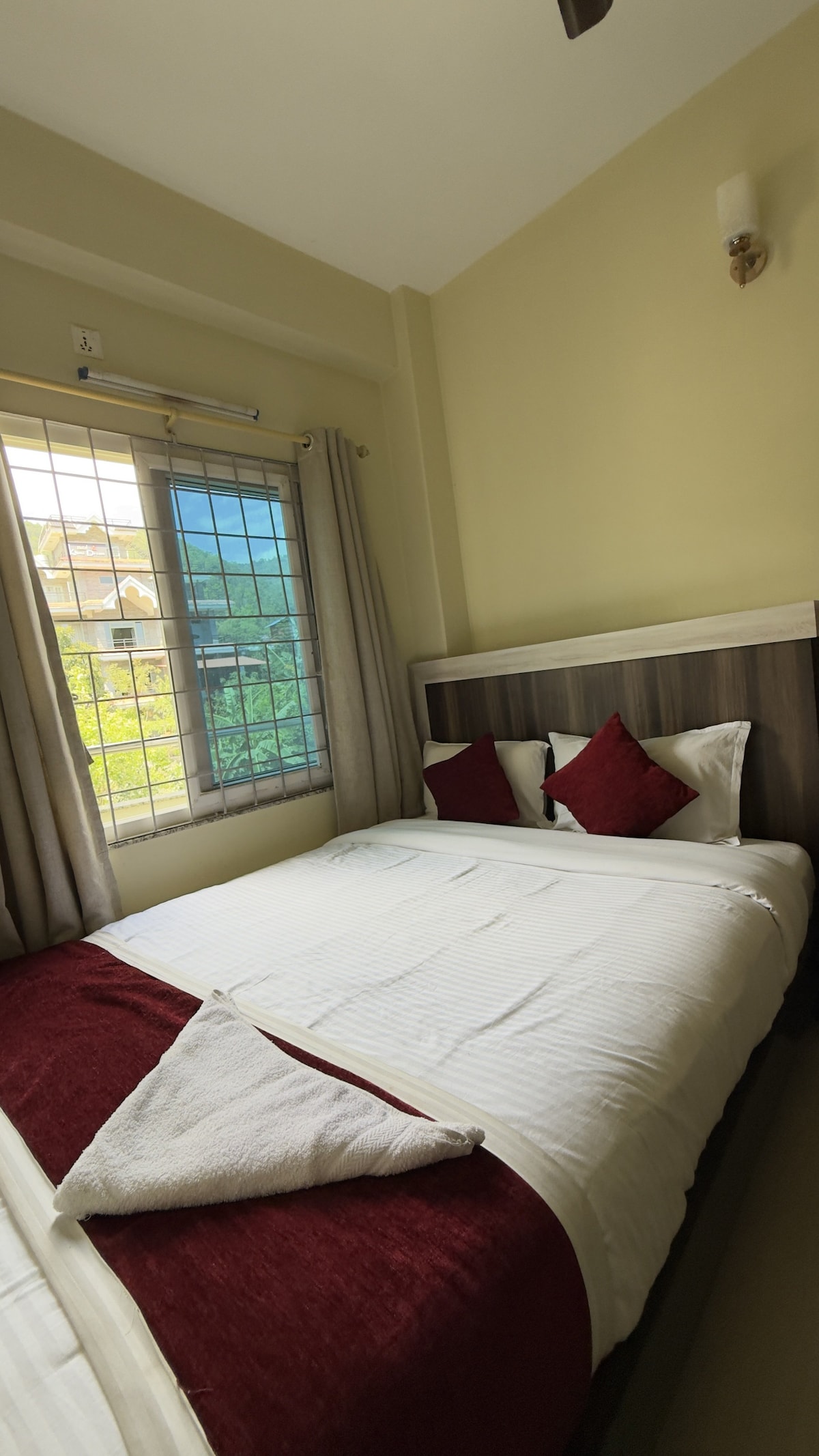 Cozy room w/ bathroom attached — photo