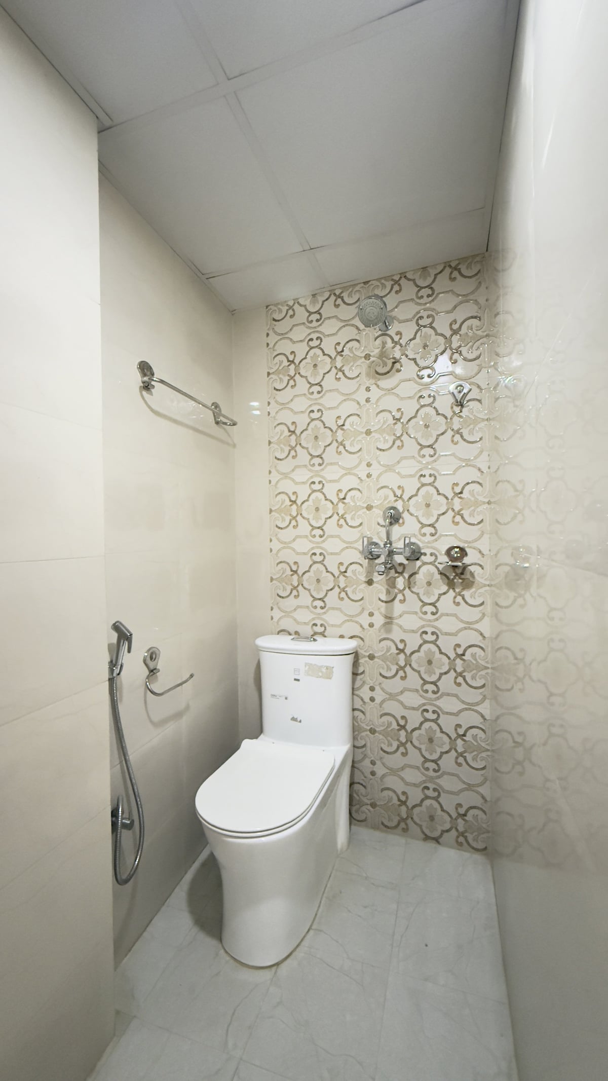 Cozy room w/ bathroom attached — photo