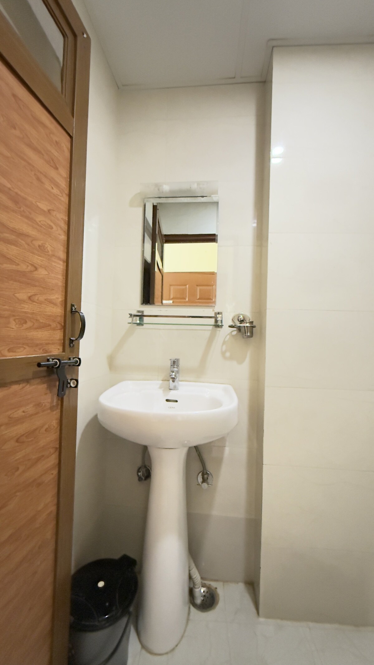 Cozy room w/ bathroom attached — photo