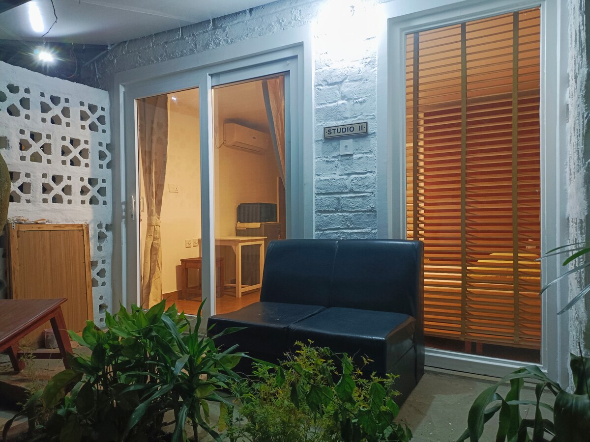 Modern Micro Studio | Private Ground Floor Comfort — photo