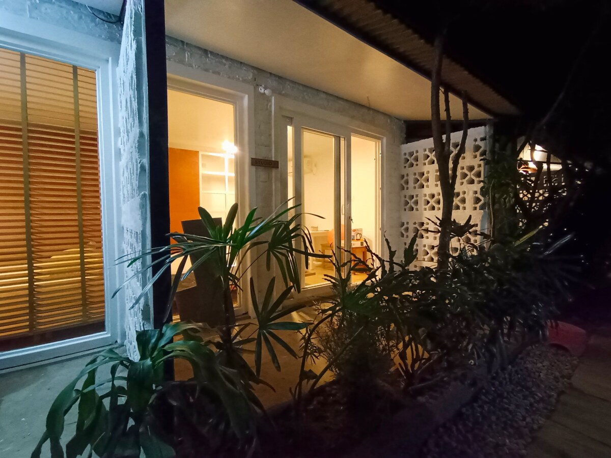 Modern Micro Studio | Private Ground Floor Comfort — photo