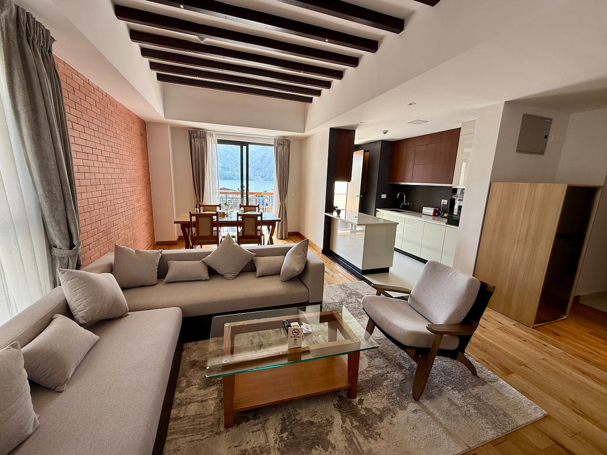 Lakeside Bliss-2BR Apt with Infinity pool &parking