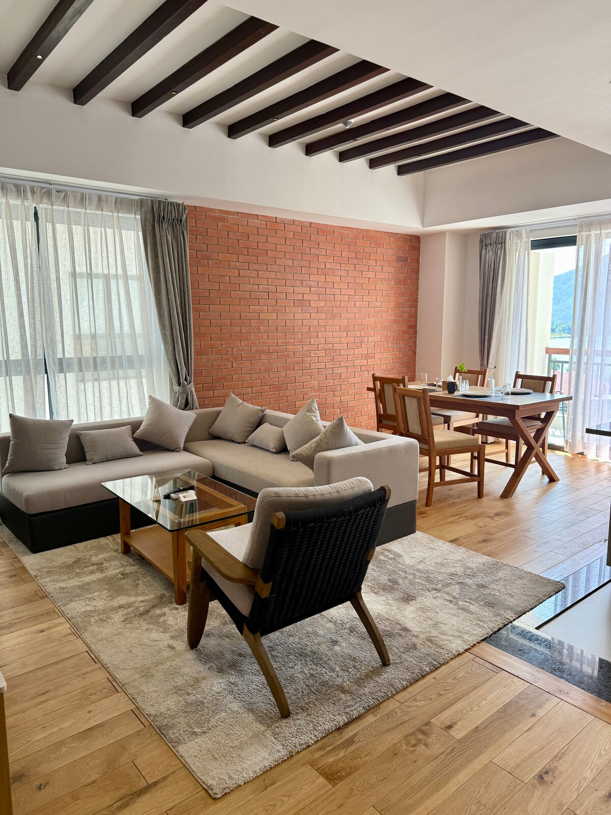 Lakeside Bliss-2BR Apt with Infinity pool &parking — photo