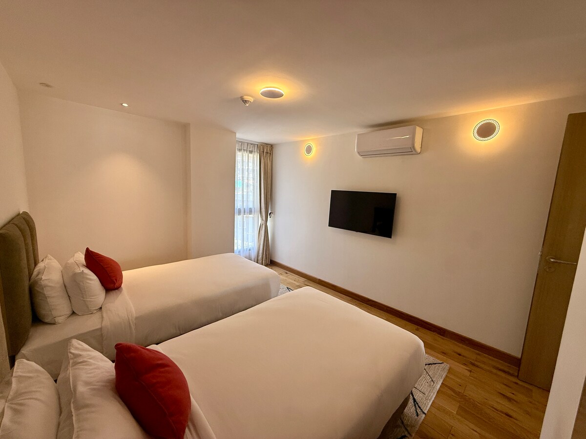 Lakeside Bliss-2BR Apt with Infinity pool &parking — photo