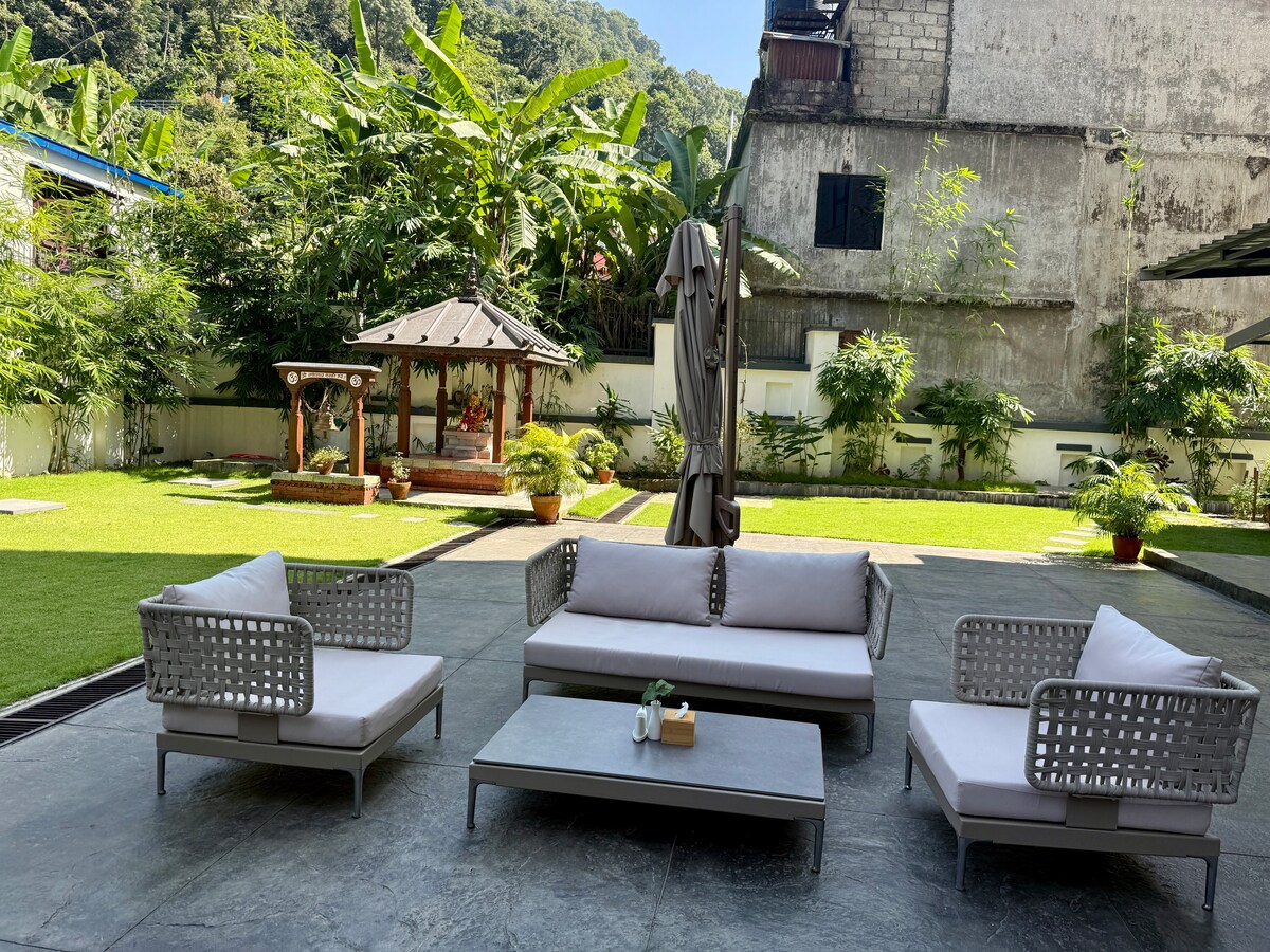 Lakeside Bliss-2BR Apt with Infinity pool &parking — photo