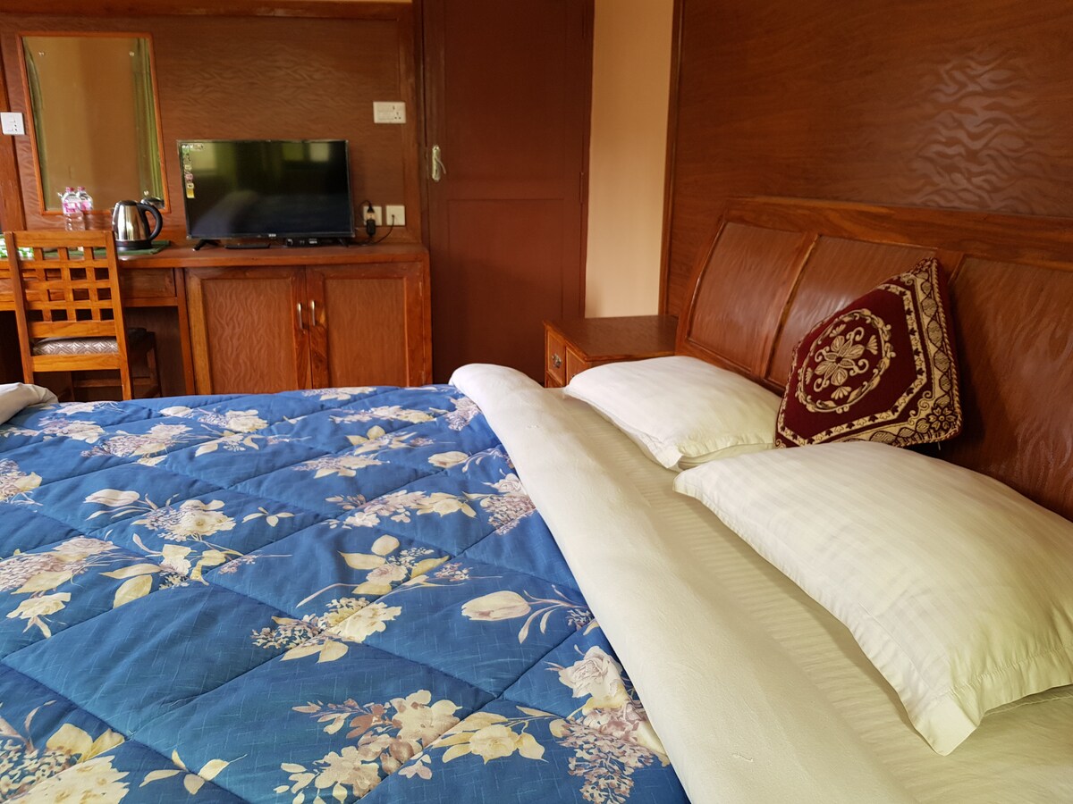 Fresh, clean & comfy room at Hotel Diplomat — photo