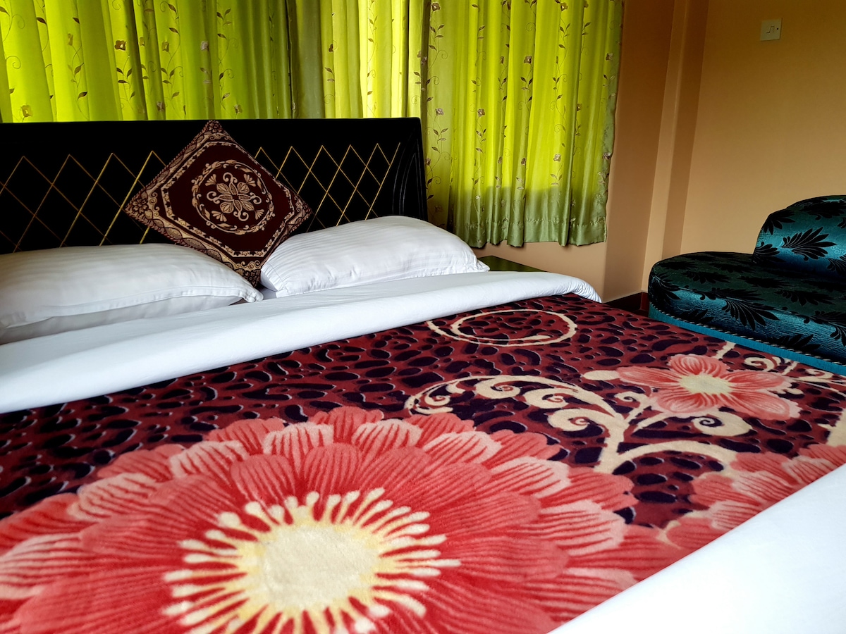 Fresh, clean & comfy room at Hotel Diplomat — photo