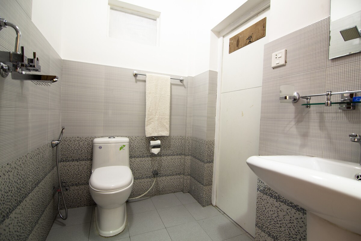 ROOM 102 - URBAN RETREAT STUDIO APARTMENT — photo