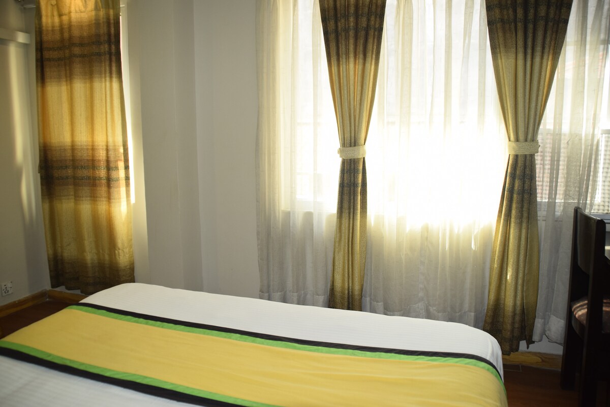 Tourists friendly room in Kathmandu. Quiet & Green — photo