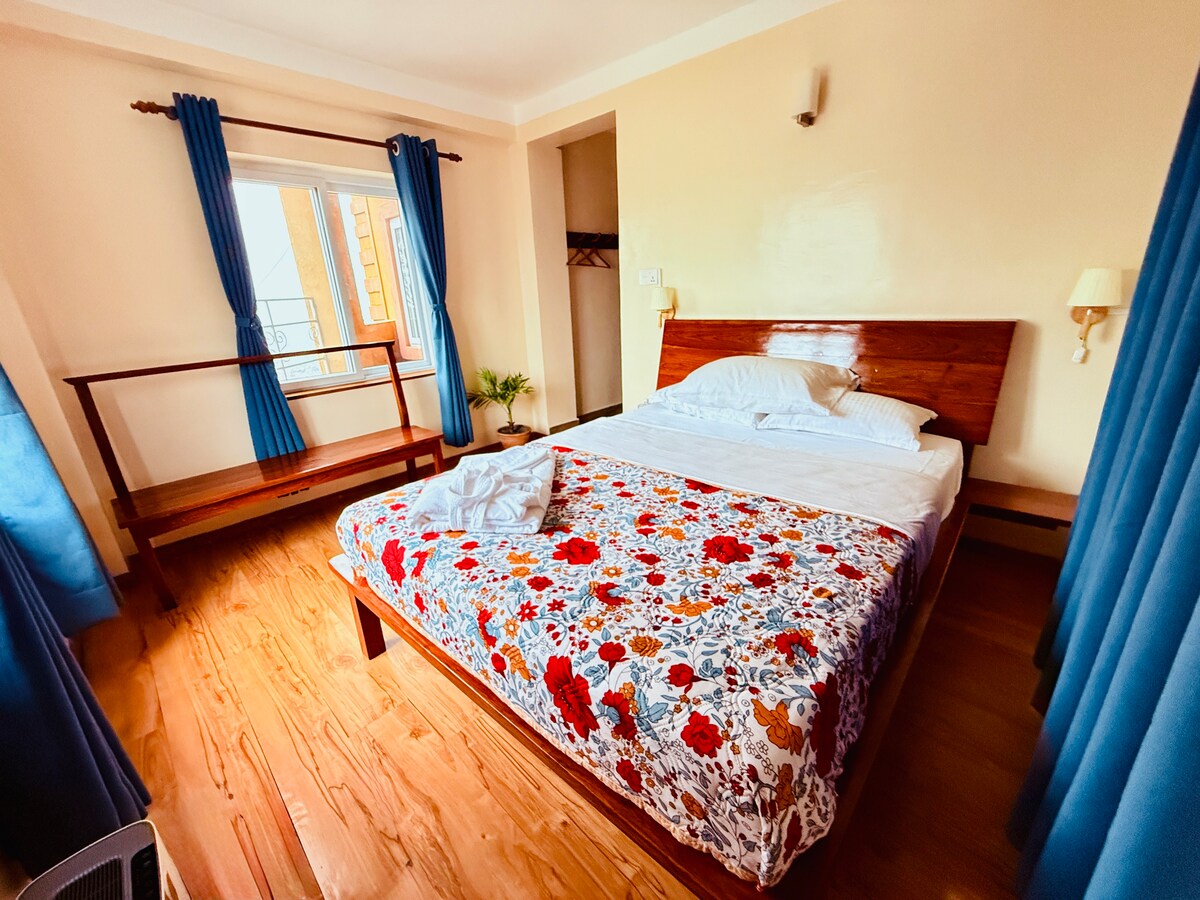 Perched on a mountain top, breathtaking city view. — photo