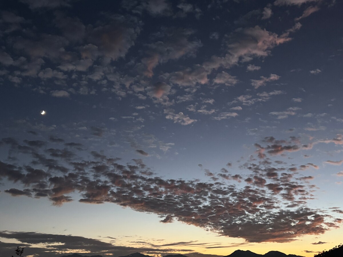 Perched on a mountain top, breathtaking city view. — photo