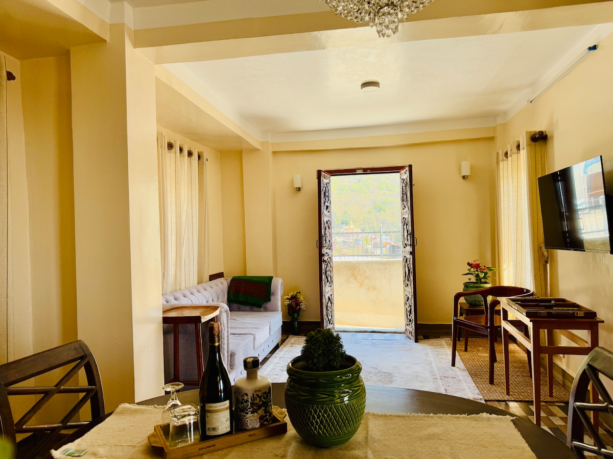 Perched on a mountain top, breathtaking city view. — photo