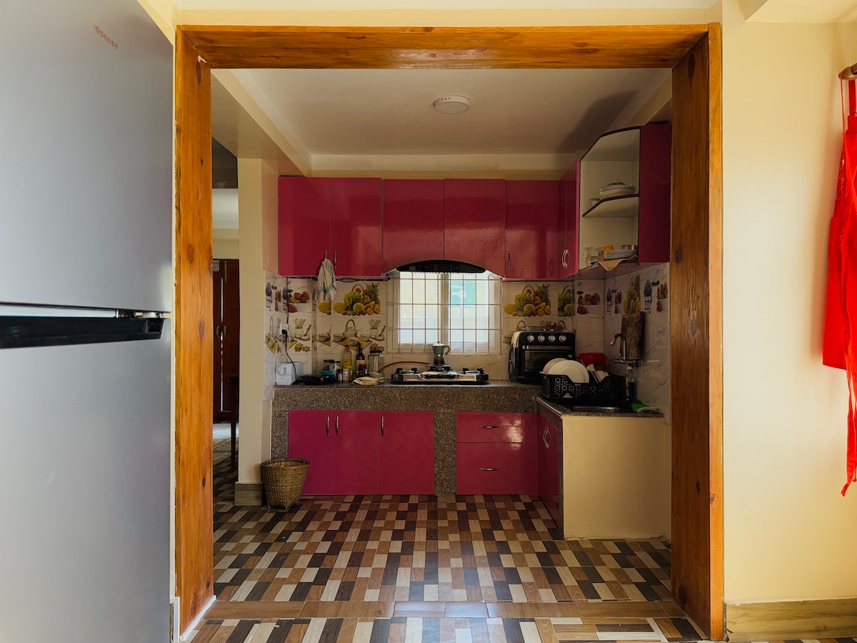 Perched on a mountain top, breathtaking city view. — photo