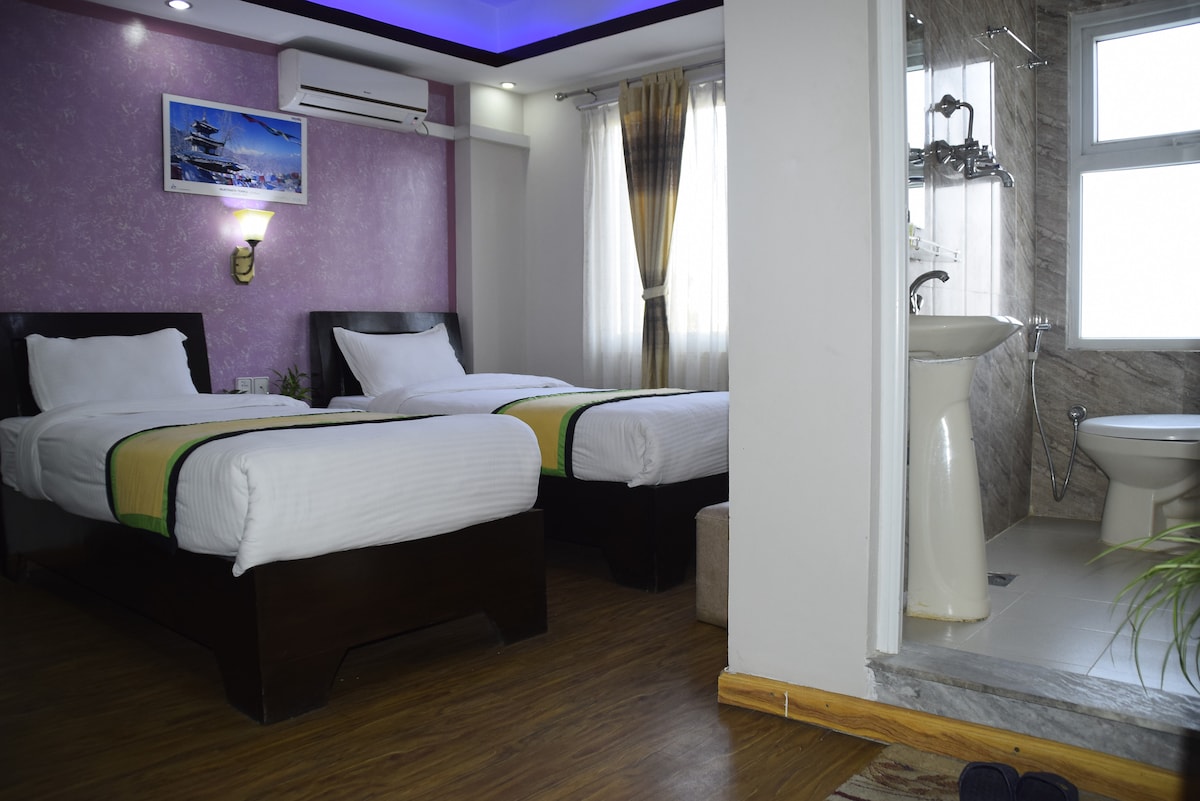 Twin-bed room with attach bath & amenities