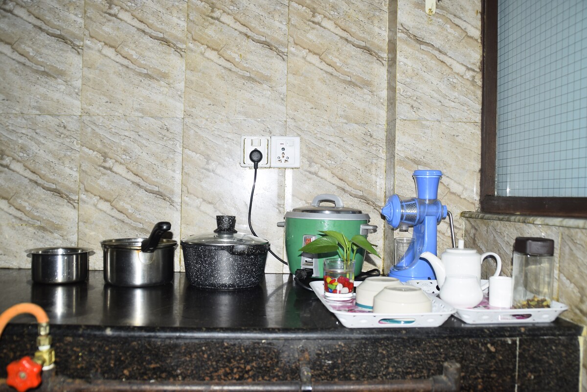 Twin-bed room with attach bath & amenities — photo