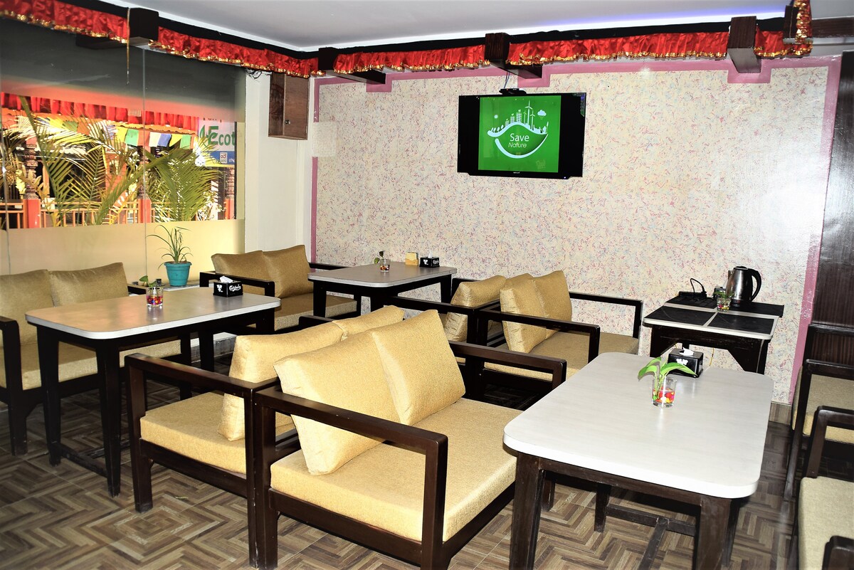 Twin-bed room with attach bath & amenities — photo