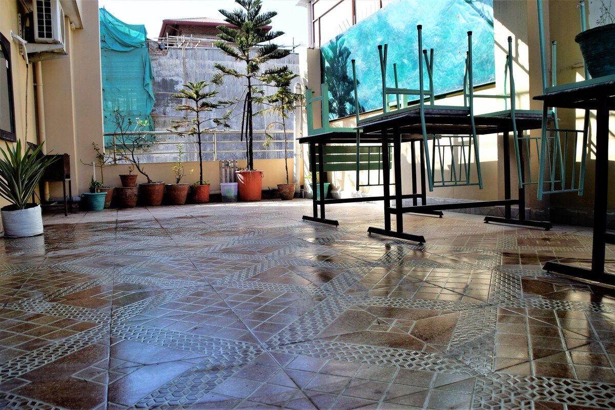 Twin-bed room with attach bath & amenities — photo